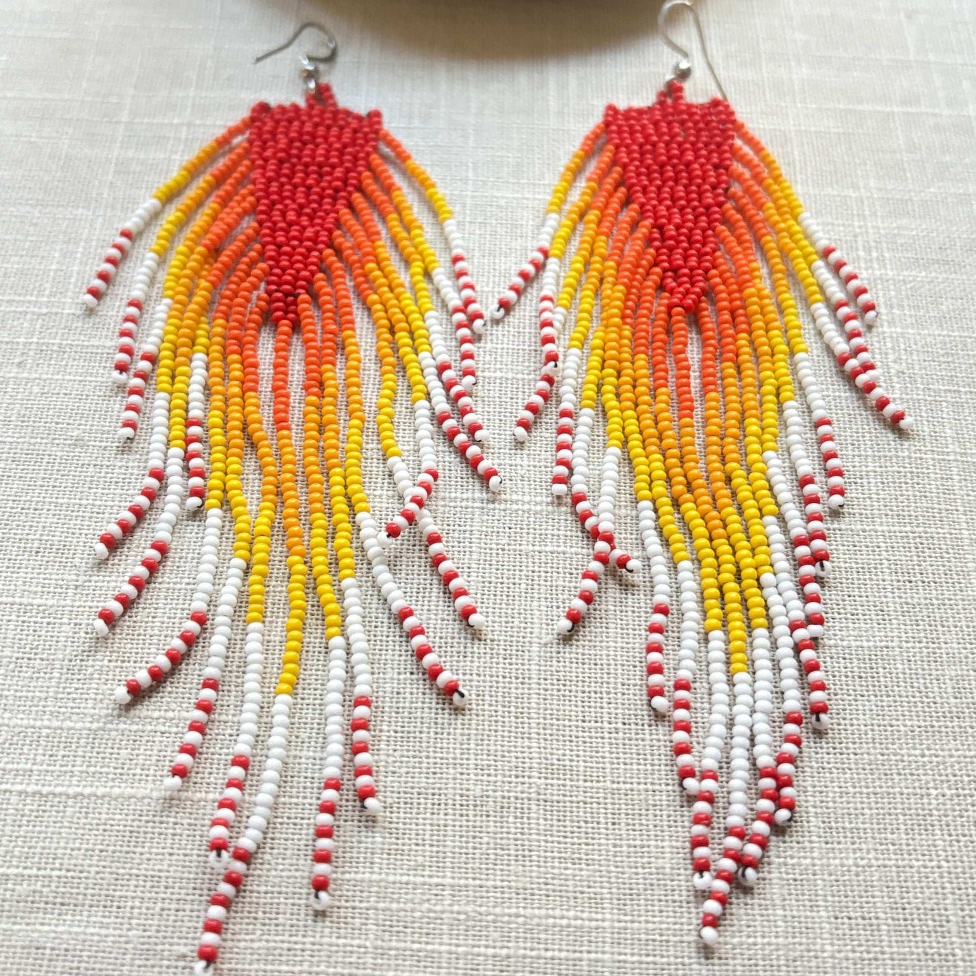 Boucles d'oreilles en perles de verre (Miçanga) - Rouge à franges orange blanc et jaune - Ethnie Borari