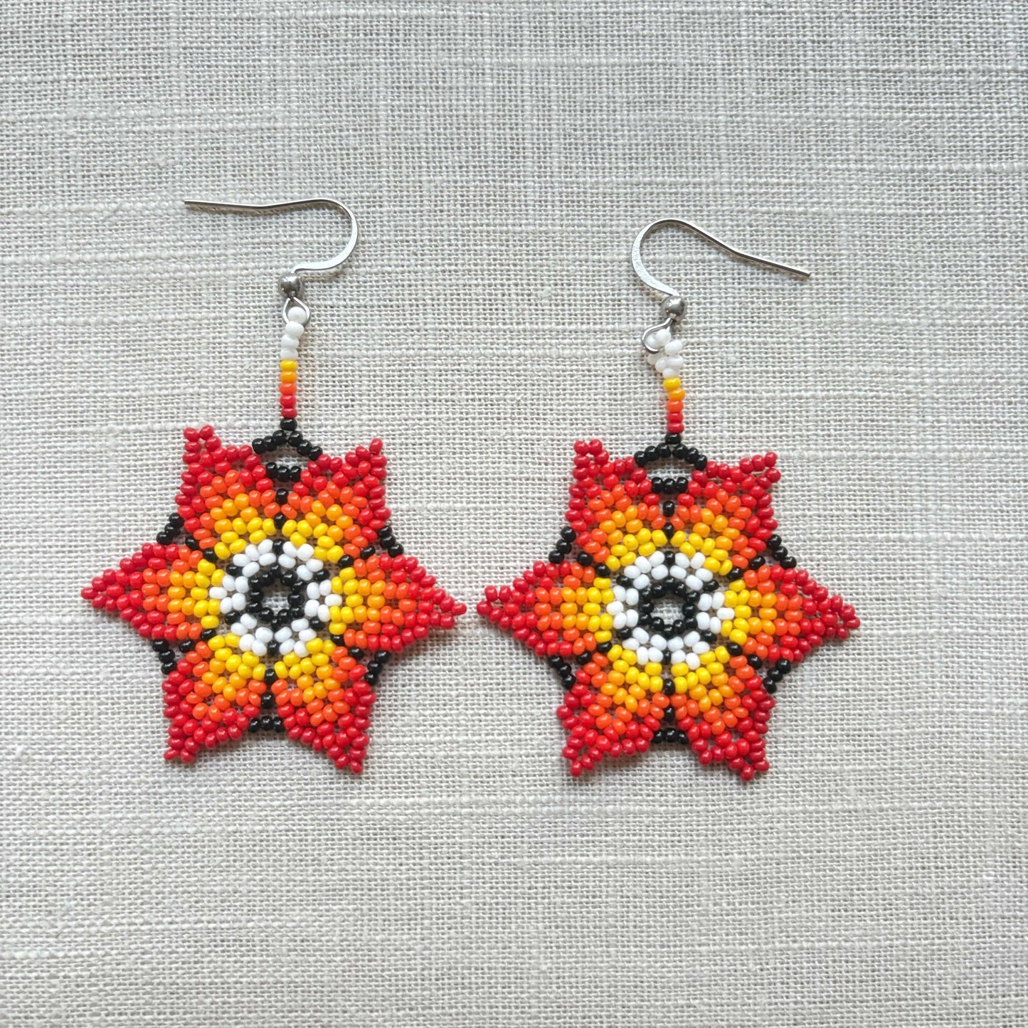 Boucles d'oreilles en perles de verre (Miçanga) - Fleur rouge orange blanc et noire - Ethnie Borari