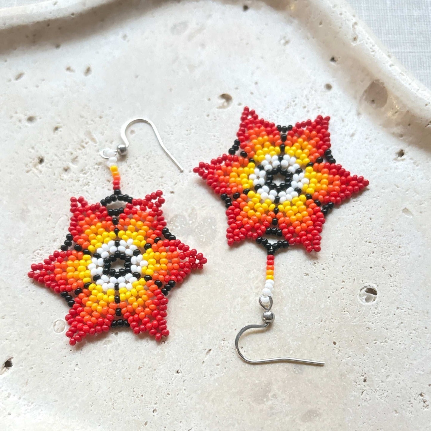 Boucles d'oreilles en perles de verre (Miçanga) - Fleur rouge orange blanc et noire - Ethnie Borari