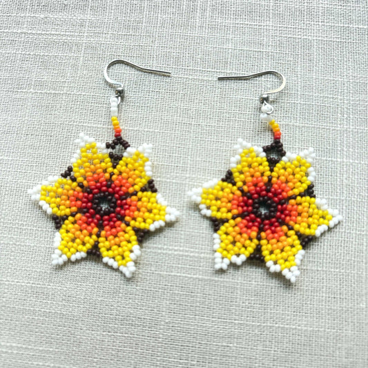 Boucles d'oreilles en perles de verre (Miçanga) - Fleur rouge orange blanc et noir - Ethnie Borari