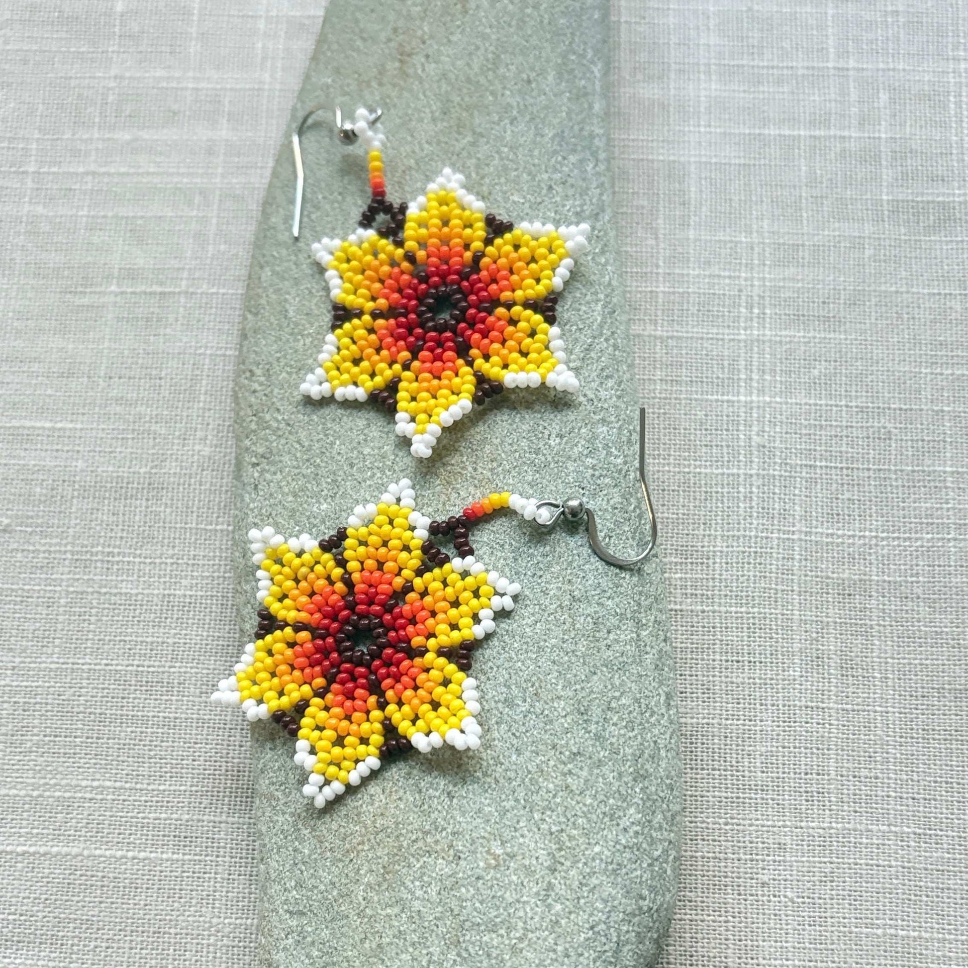 Boucles d'oreilles en perles de verre (Miçanga) - Fleur rouge orange blanc et noir - Ethnie Borari