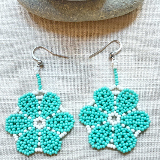 Boucles d'oreilles en perles de verre (Miçanga) - Fleur turquoise et blanc - Ethnie Borari