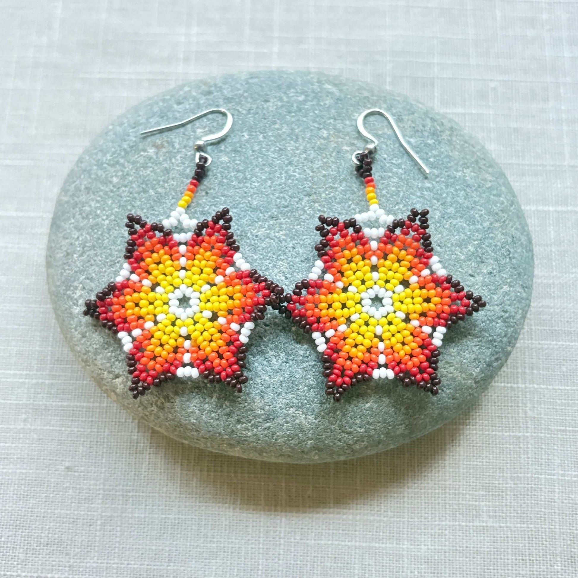Boucles d'oreilles en perles de verre (Miçanga) - Fleur noir rouge jaune blanc - Ethnie Borari