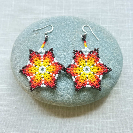 Boucles d'oreilles en perles de verre (Miçanga) - Fleur noir rouge jaune blanc - Ethnie Borari