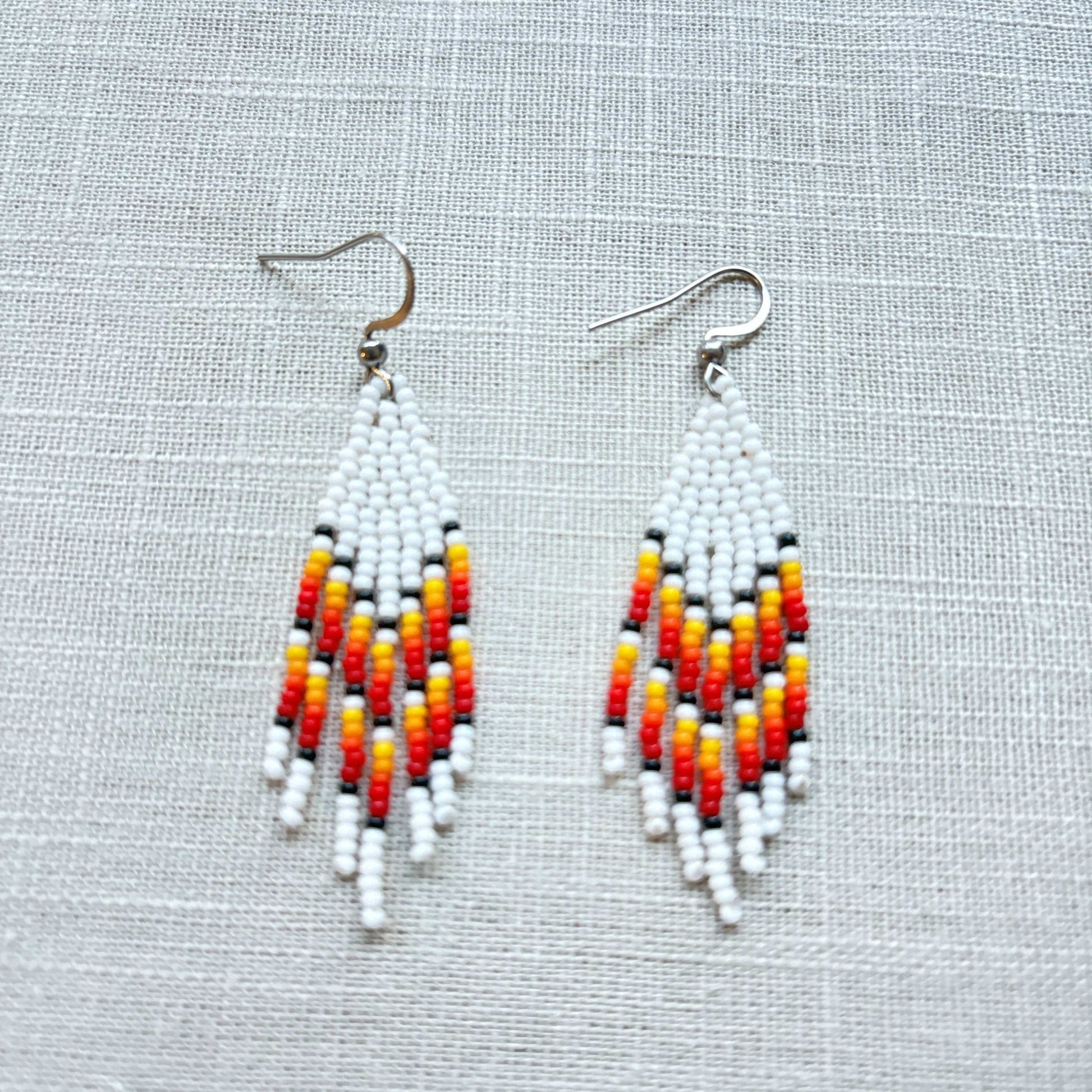 Boucles d'oreilles en perles de verre (Miçanga) - Franges blanc rouge orange - Ethnie Borari