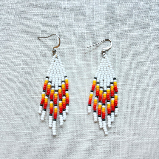 Boucles d'oreilles en perles de verre (Miçanga) - Franges blanc rouge orange - Ethnie Borari