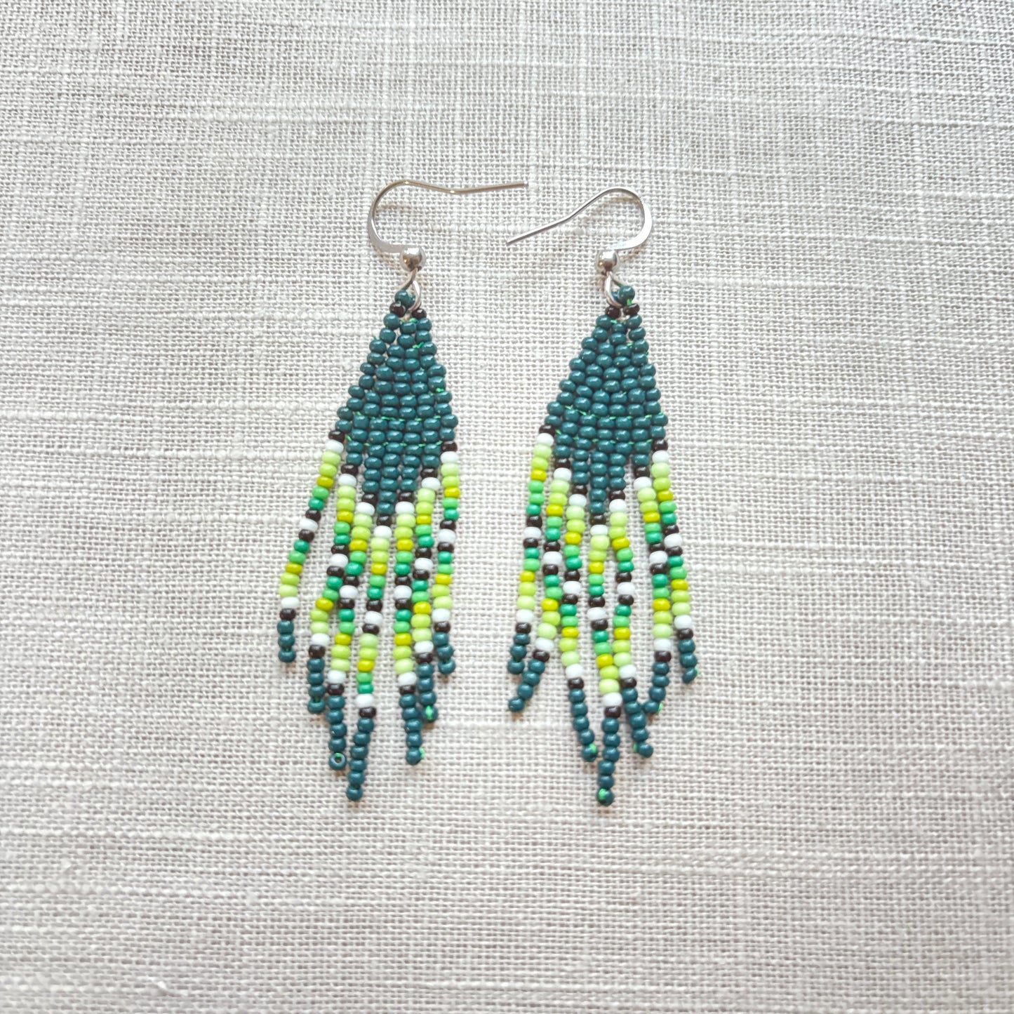 Boucles d'oreilles en perles de verre (Miçanga) - Franges vert blanc noir - Ethnie Borari