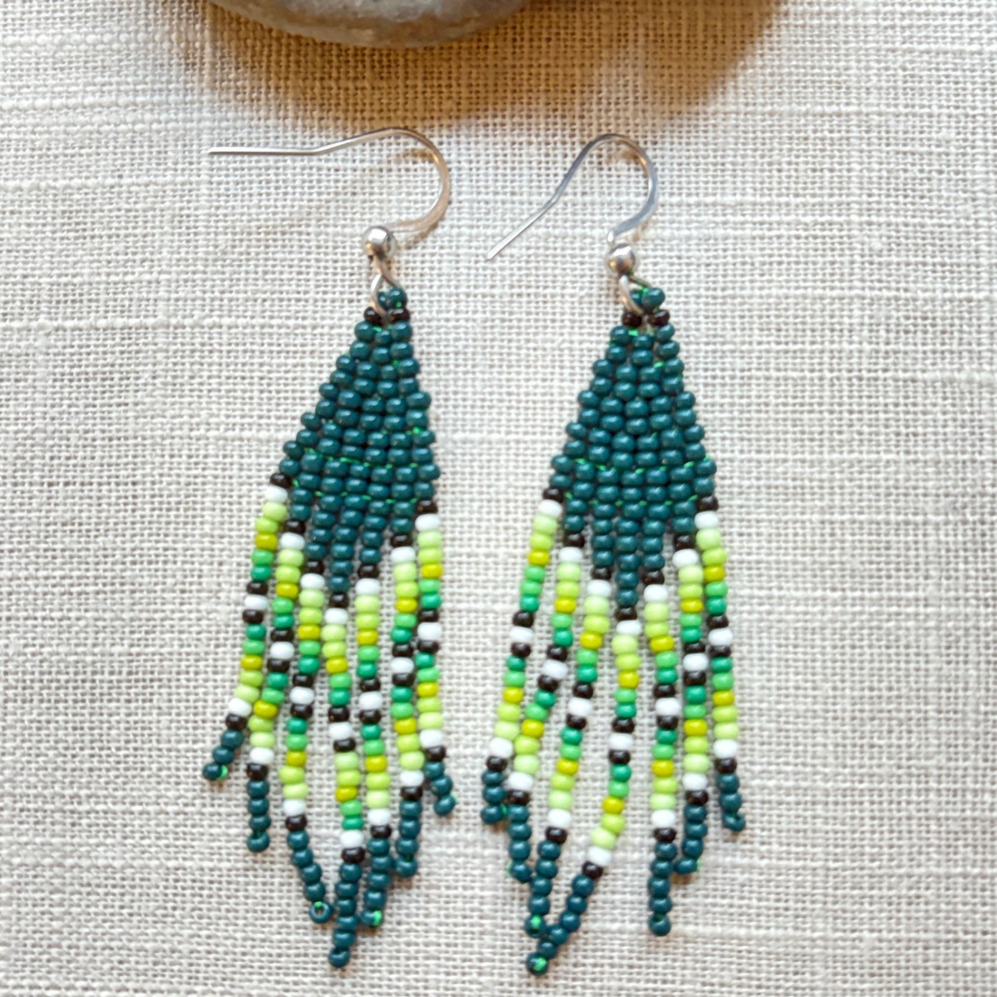 Boucles d'oreilles en perles de verre (Miçanga) - Franges vert blanc noir - Ethnie Borari