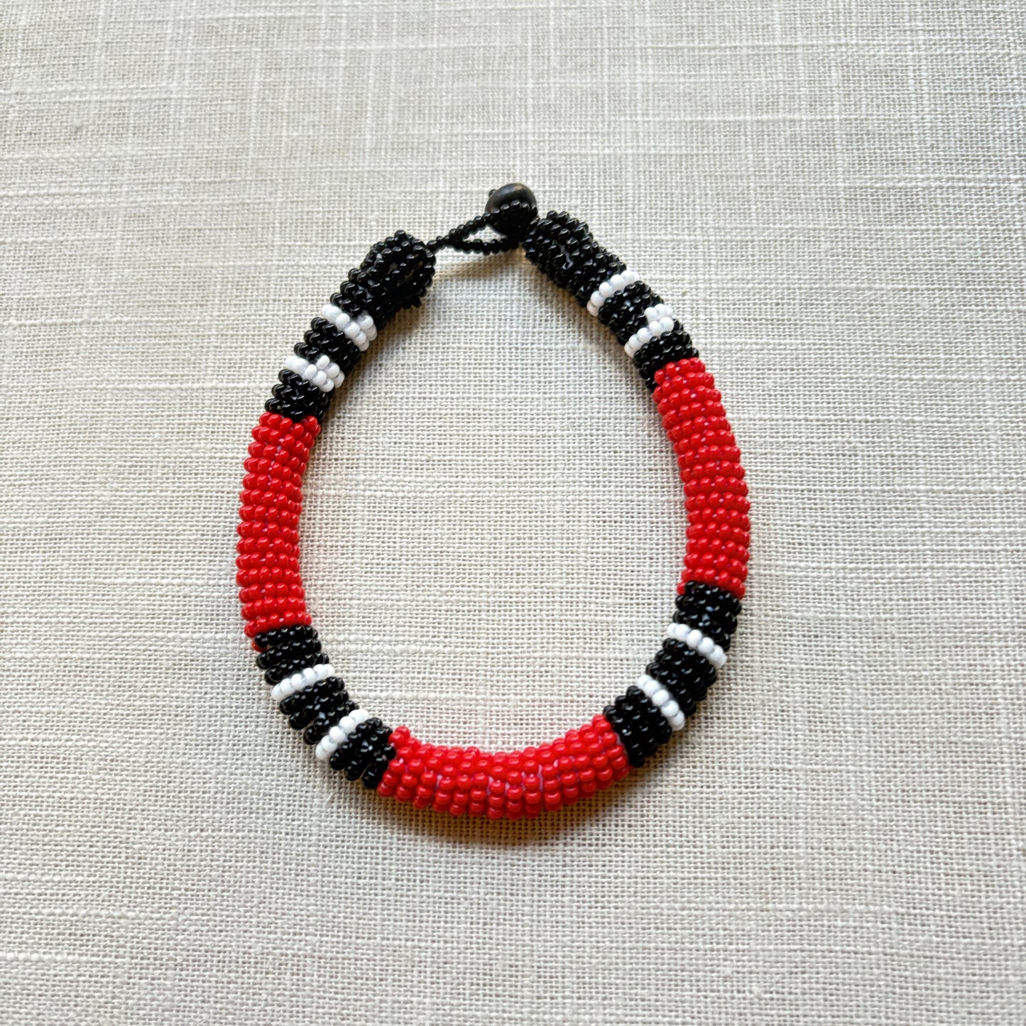 Bracelet en perles de verre (Miçanga) - corail rouge noir blanc - Ethnie Borari