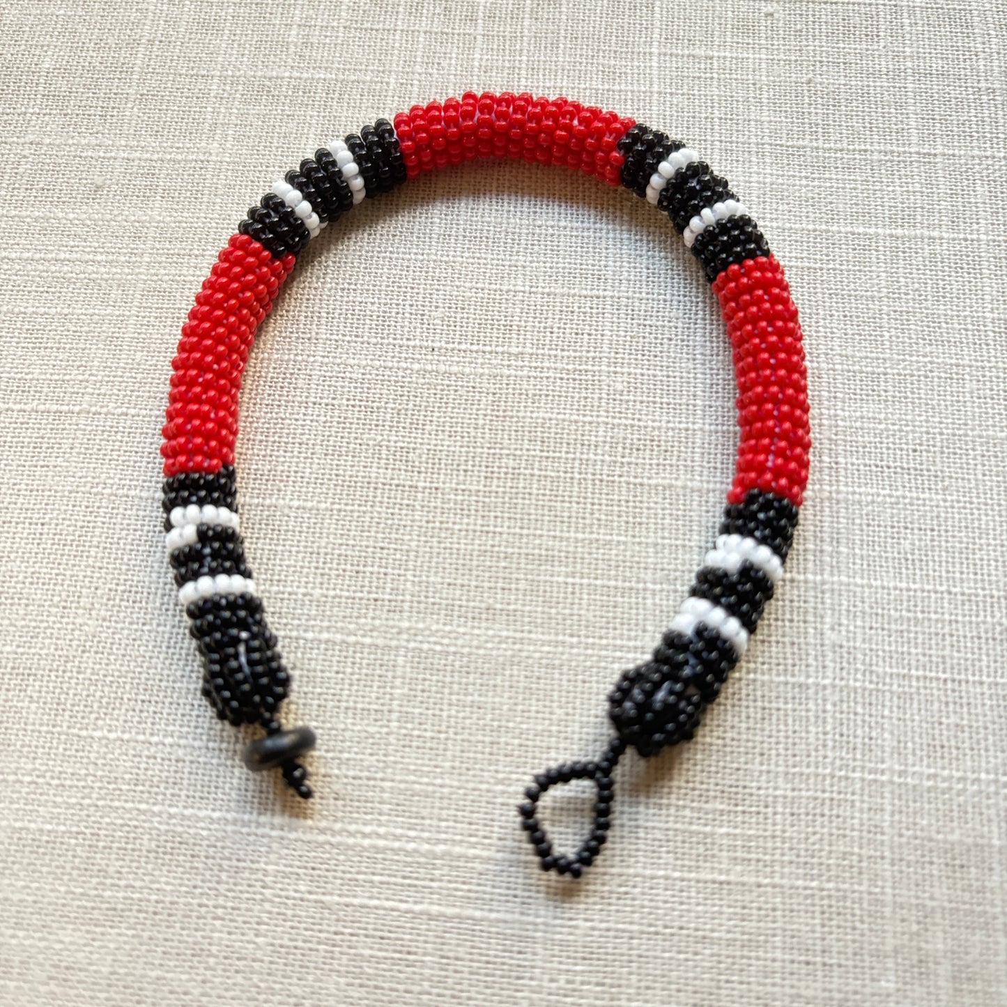 Bracelet en perles de verre (Miçanga) - corail rouge noir blanc - Ethnie Borari