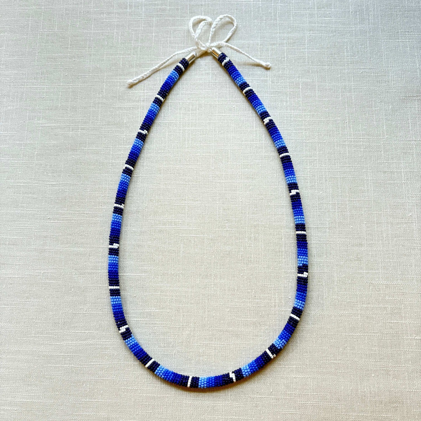 Collier corail en perles de verre (miçanga) - Bleu et blanc - Ethnie Borari