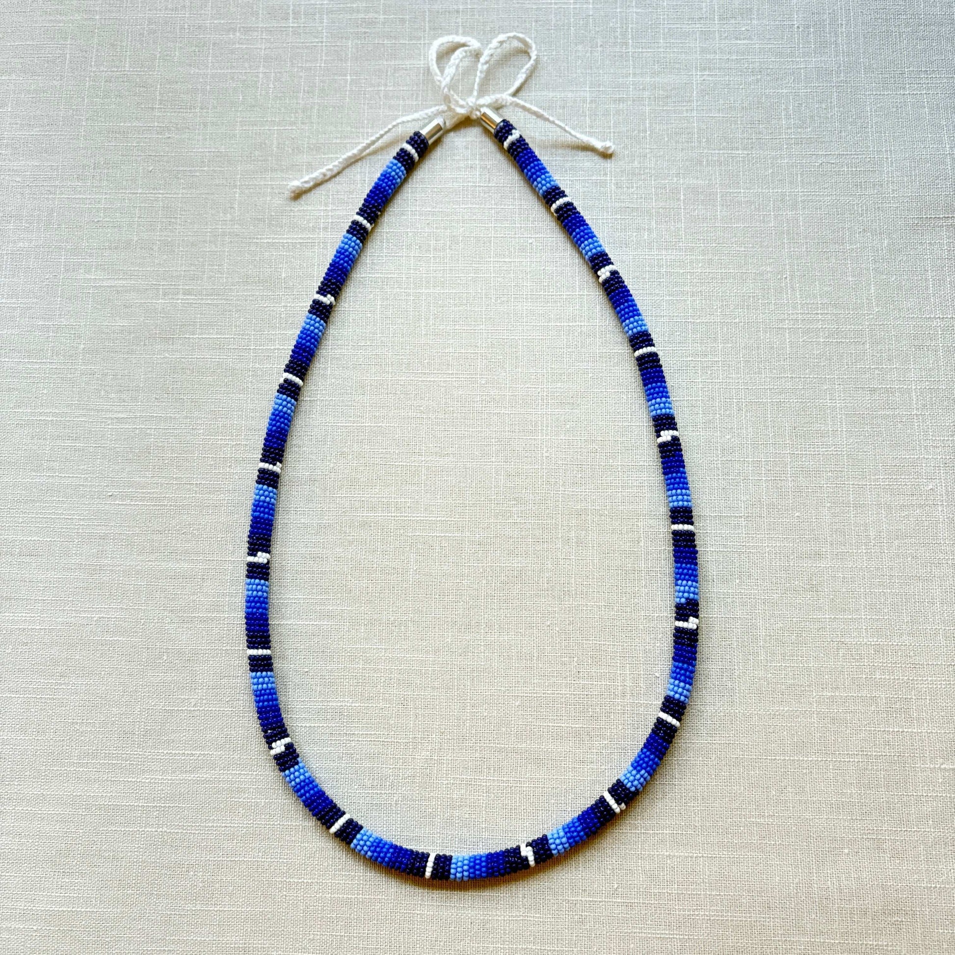 Collier corail en perles de verre (miçanga) - Bleu et blanc - Ethnie Borari