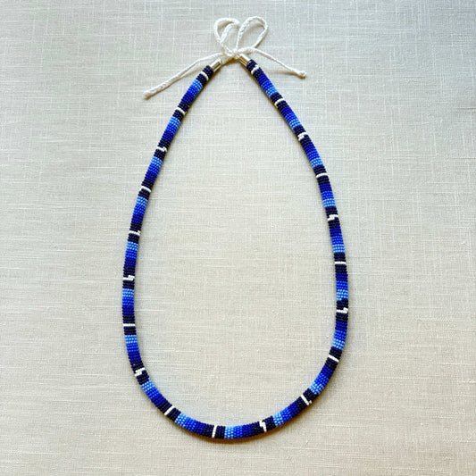 Collier corail en perles de verre (miçanga) - Bleu et blanc - Ethnie Borari
