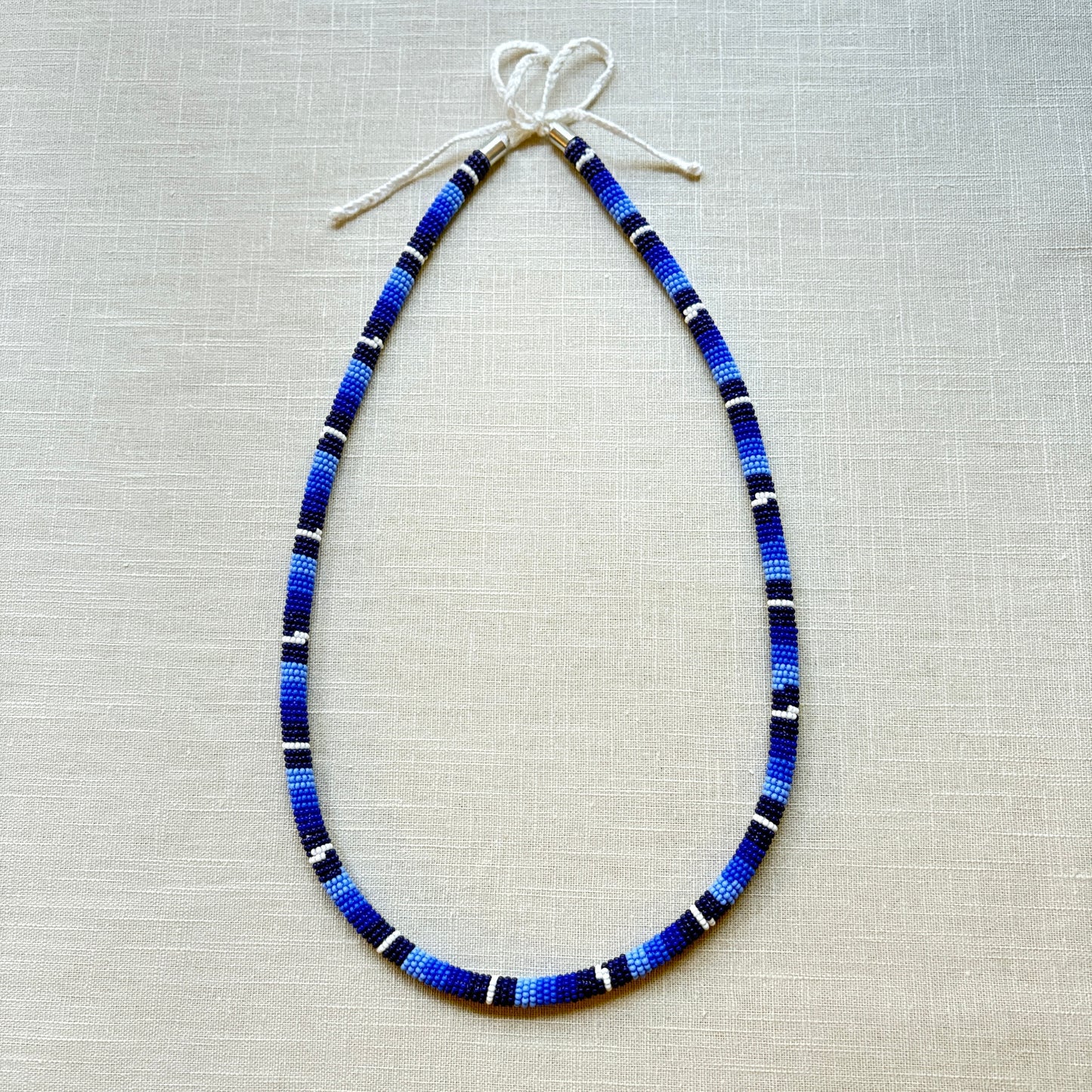 Collier corail en perles de verre (miçanga) - Bleu et blanc - Ethnie Borari