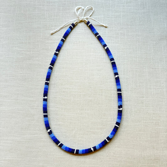 Collier corail en perles de verre (miçanga) - Bleu et blanc - Ethnie Borari
