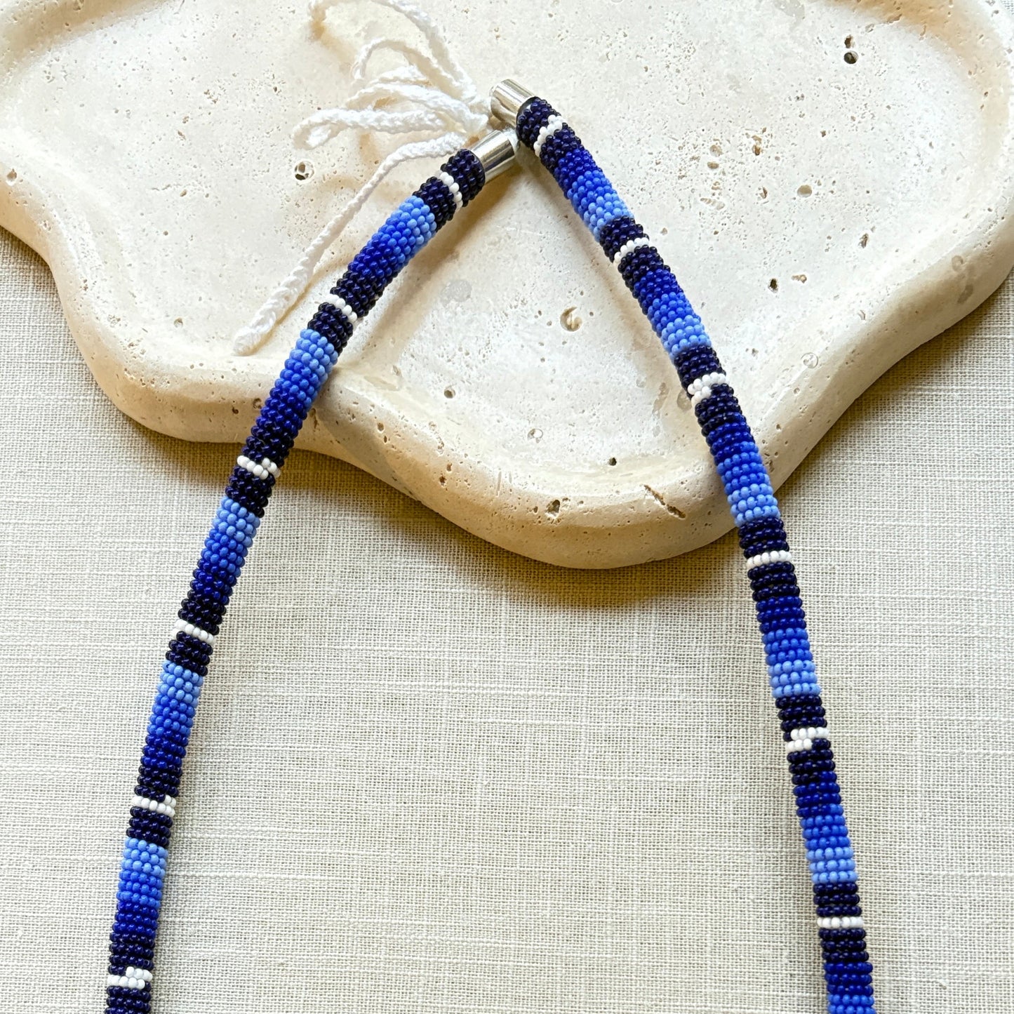 Collier corail en perles de verre (miçanga) - Bleu et blanc - Ethnie Borari