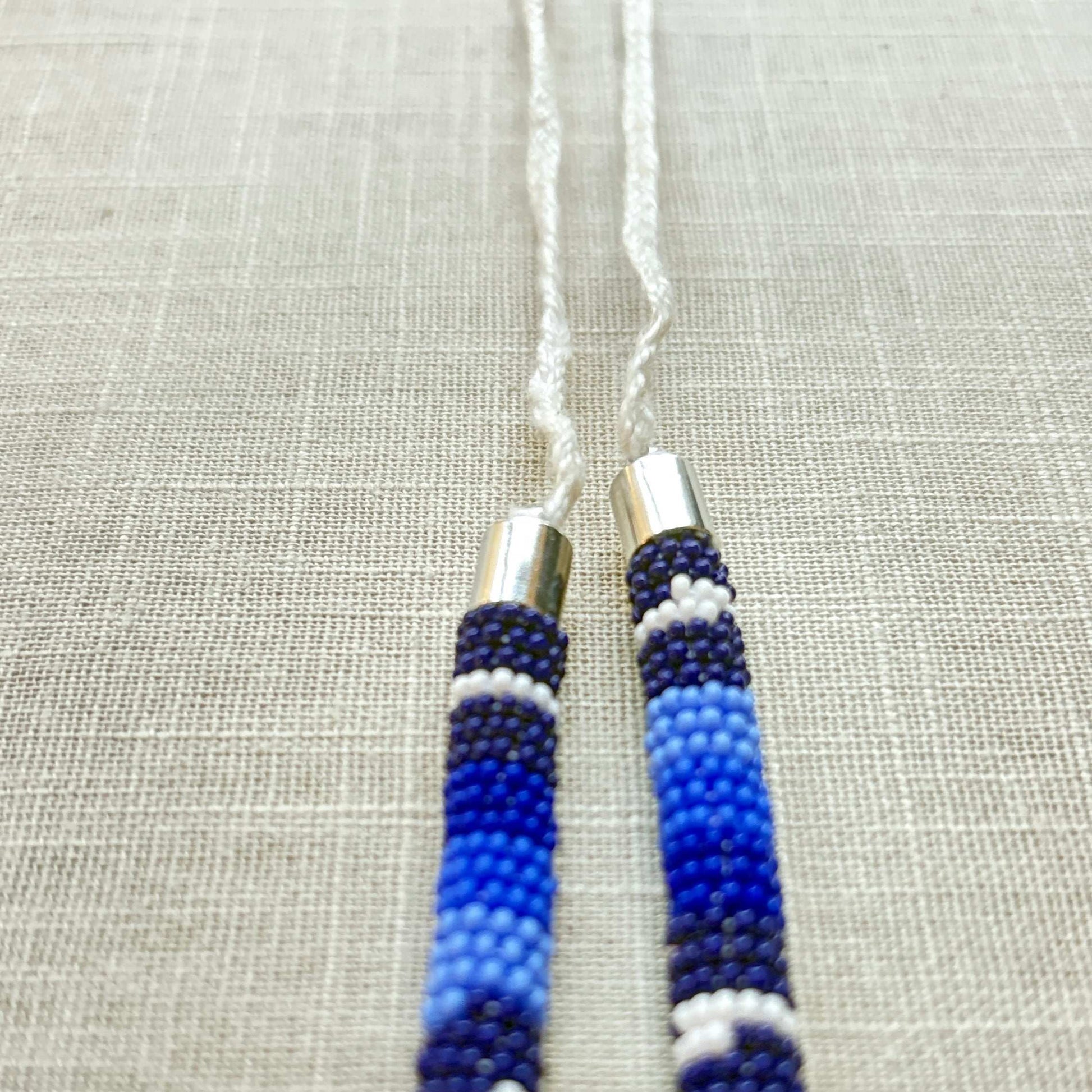Collier corail en perles de verre (miçanga) - Bleu et blanc - Ethnie Borari