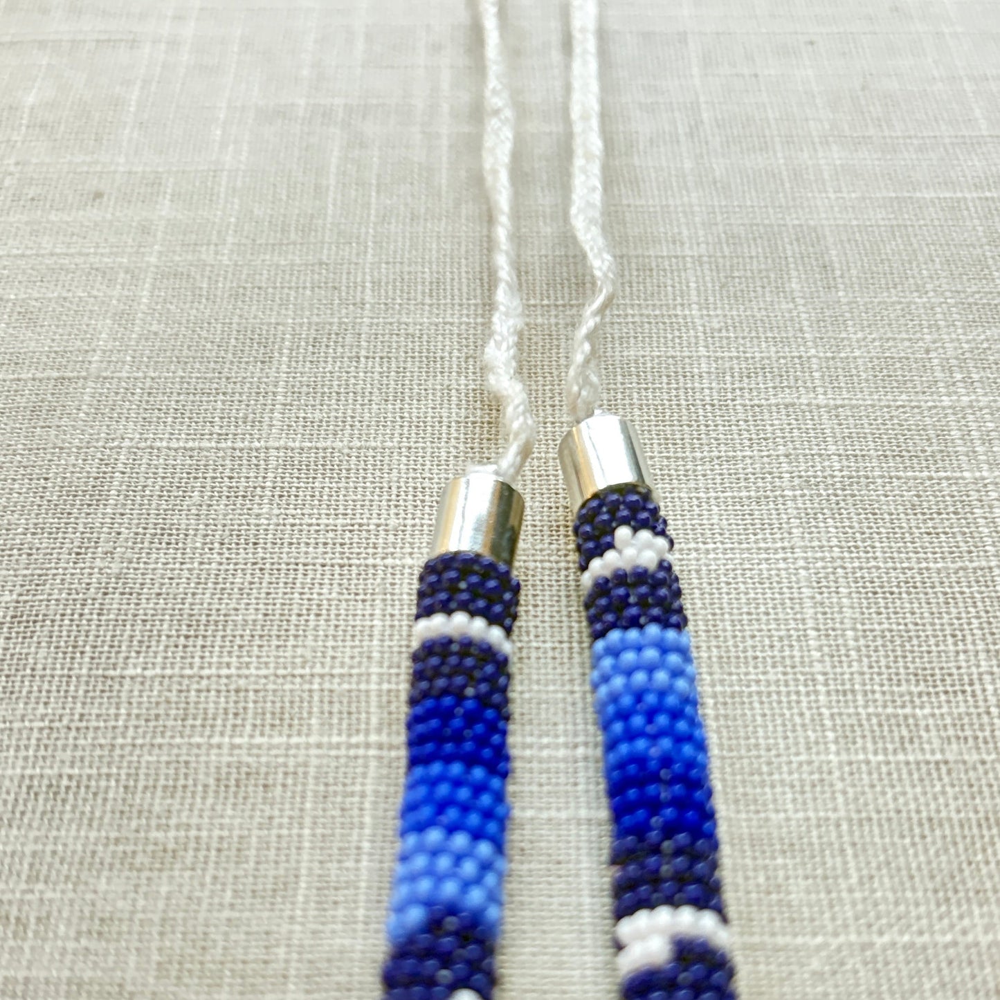 Collier corail en perles de verre (miçanga) - Bleu et blanc - Ethnie Borari