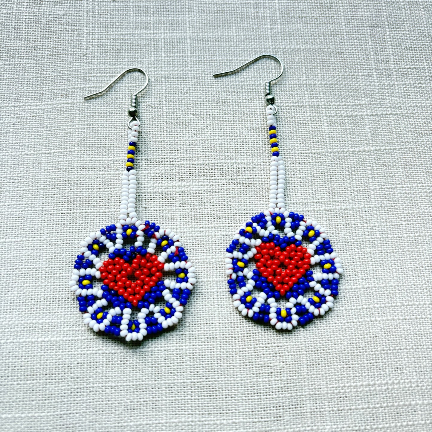 Boucles d'oreilles en perles de verre (miçanga) - Fleur bleu blanc coeur rouge - Ethnie Wai Wai
