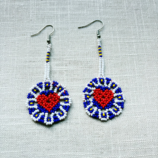 Boucles d'oreilles en perles de verre (miçanga) - Fleur bleu blanc coeur rouge - Ethnie Wai Wai