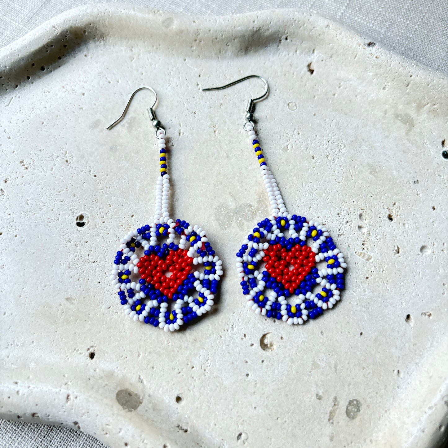 Boucles d'oreilles en perles de verre (miçanga) - Fleur bleu blanc coeur rouge - Ethnie Wai Wai