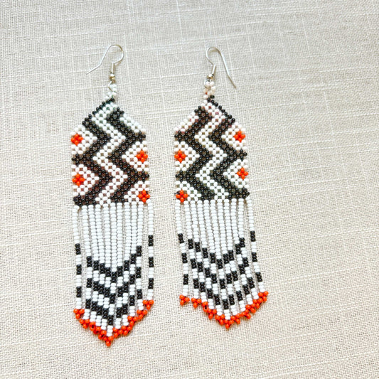 Boucles d'oreilles en perles de verre (miçanga) - blanc noir et pointes oranges - Ethnie Wai Wai