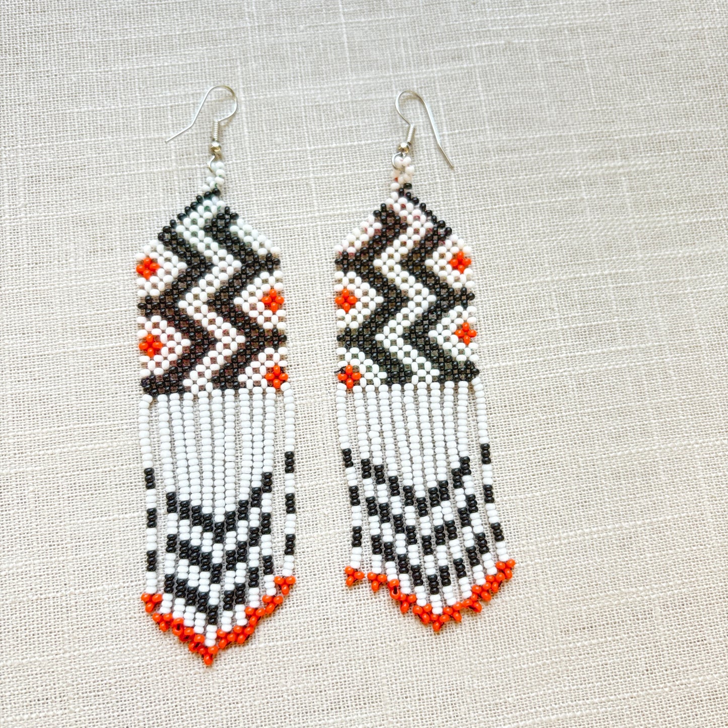 Boucles d'oreilles en perles de verre (miçanga) - blanc noir et pointes oranges - Ethnie Wai Wai