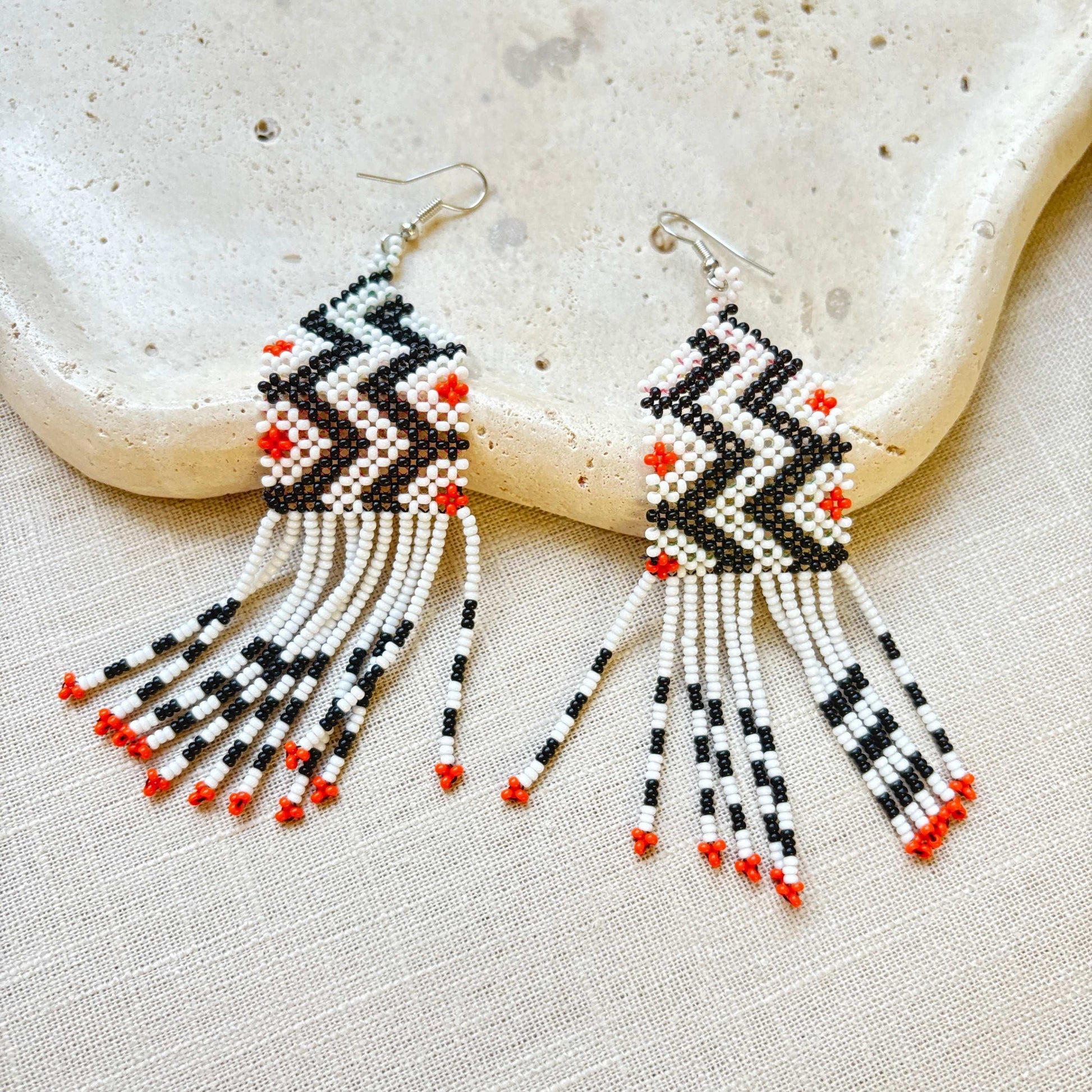 Boucles d'oreilles en perles de verre (miçanga) - blanc noir et pointes oranges - Ethnie Wai Wai