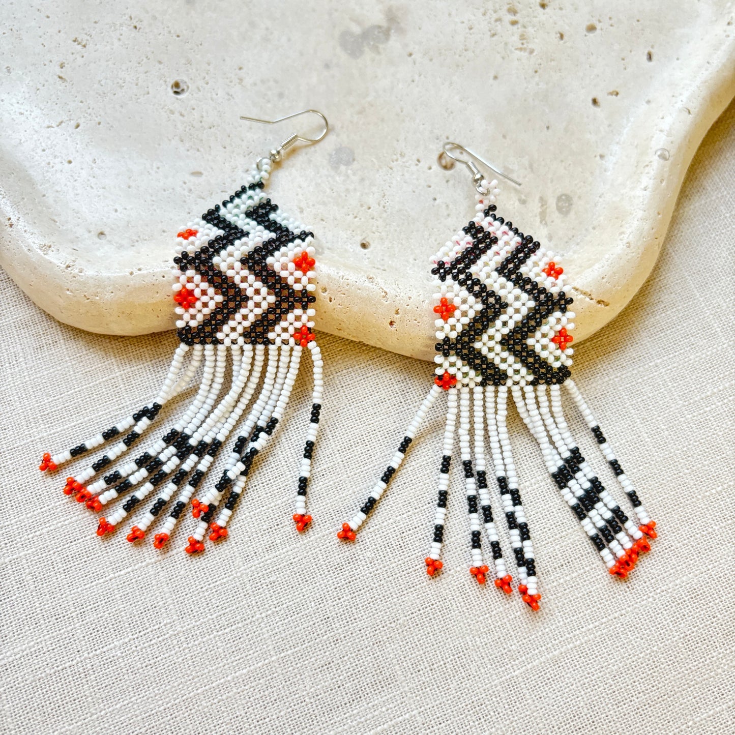 Boucles d'oreilles en perles de verre (miçanga) - blanc noir et pointes oranges - Ethnie Wai Wai