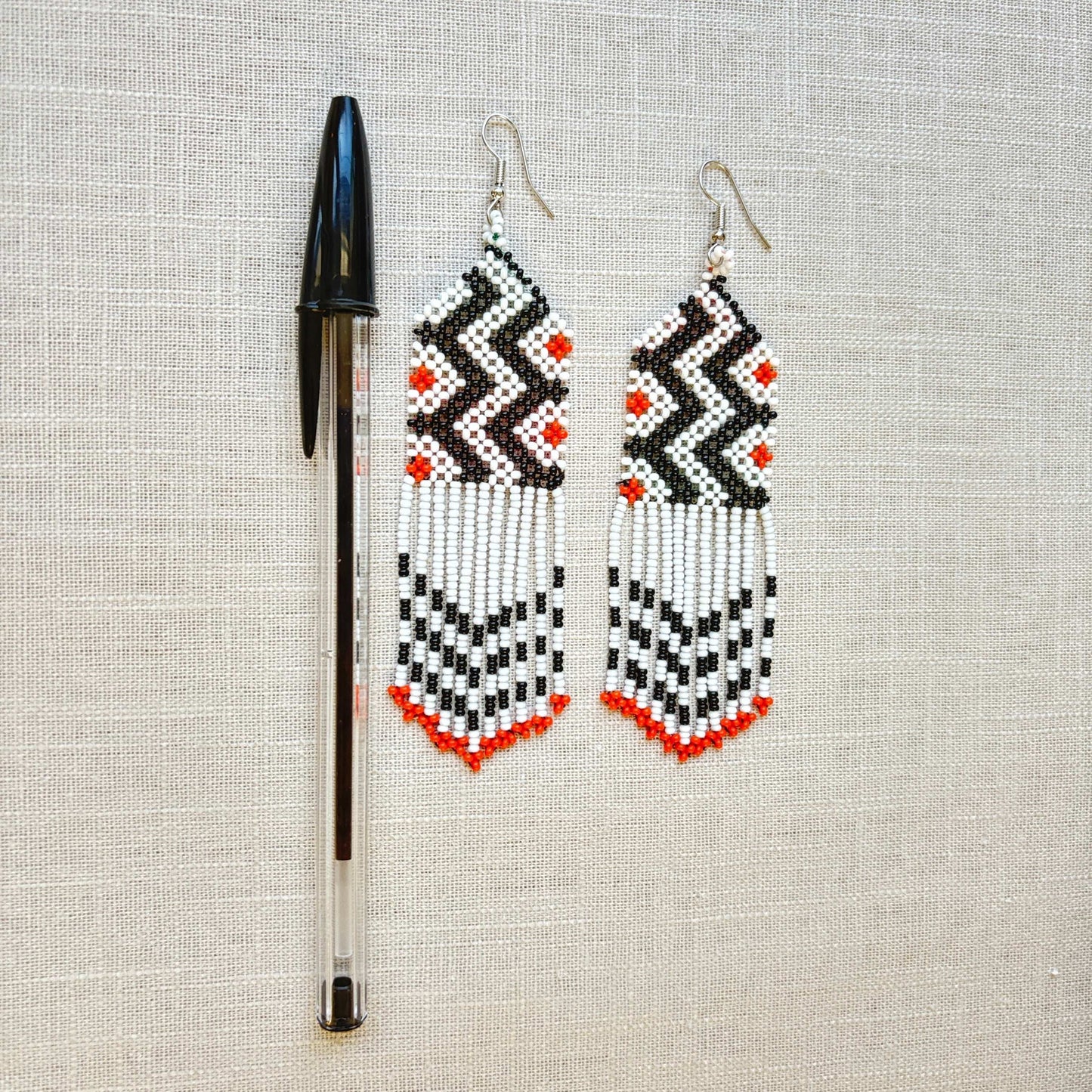 Boucles d'oreilles en perles de verre (miçanga) - blanc noir et pointes oranges - Ethnie Wai Wai