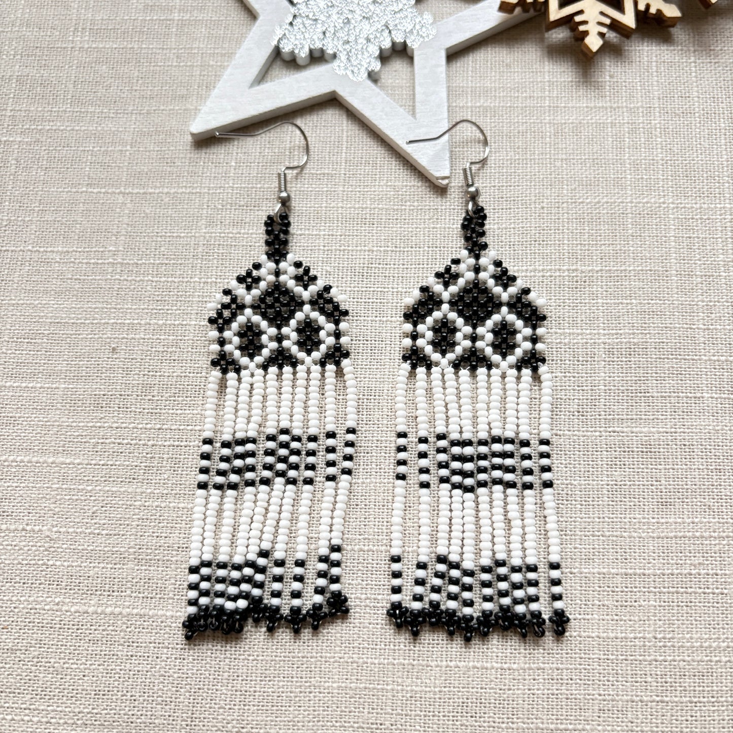 Boucles d'oreilles en perles de verre (Miçanga) - noir blanc- Ethnie Kayapo