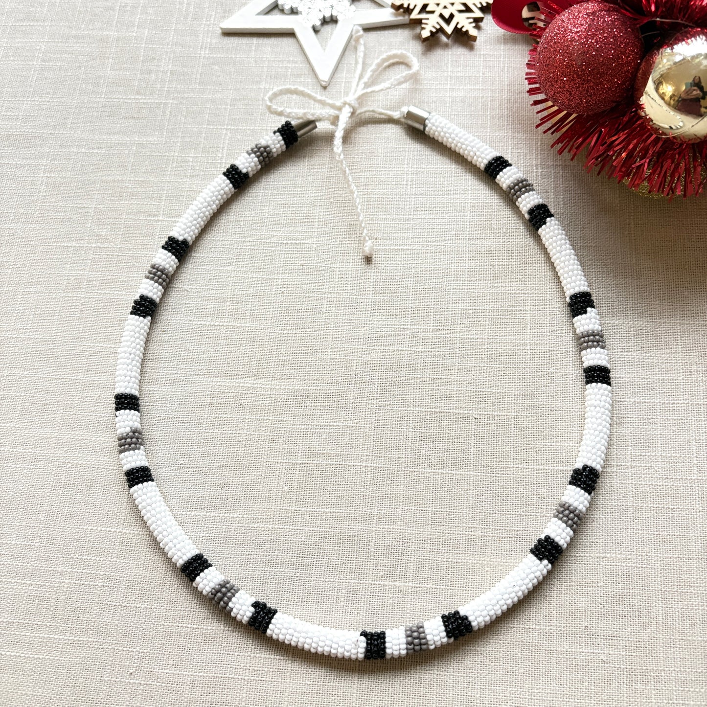 Collier corail en perles de verre (Miçanga) - blanc noir gris - Ethnie Borari