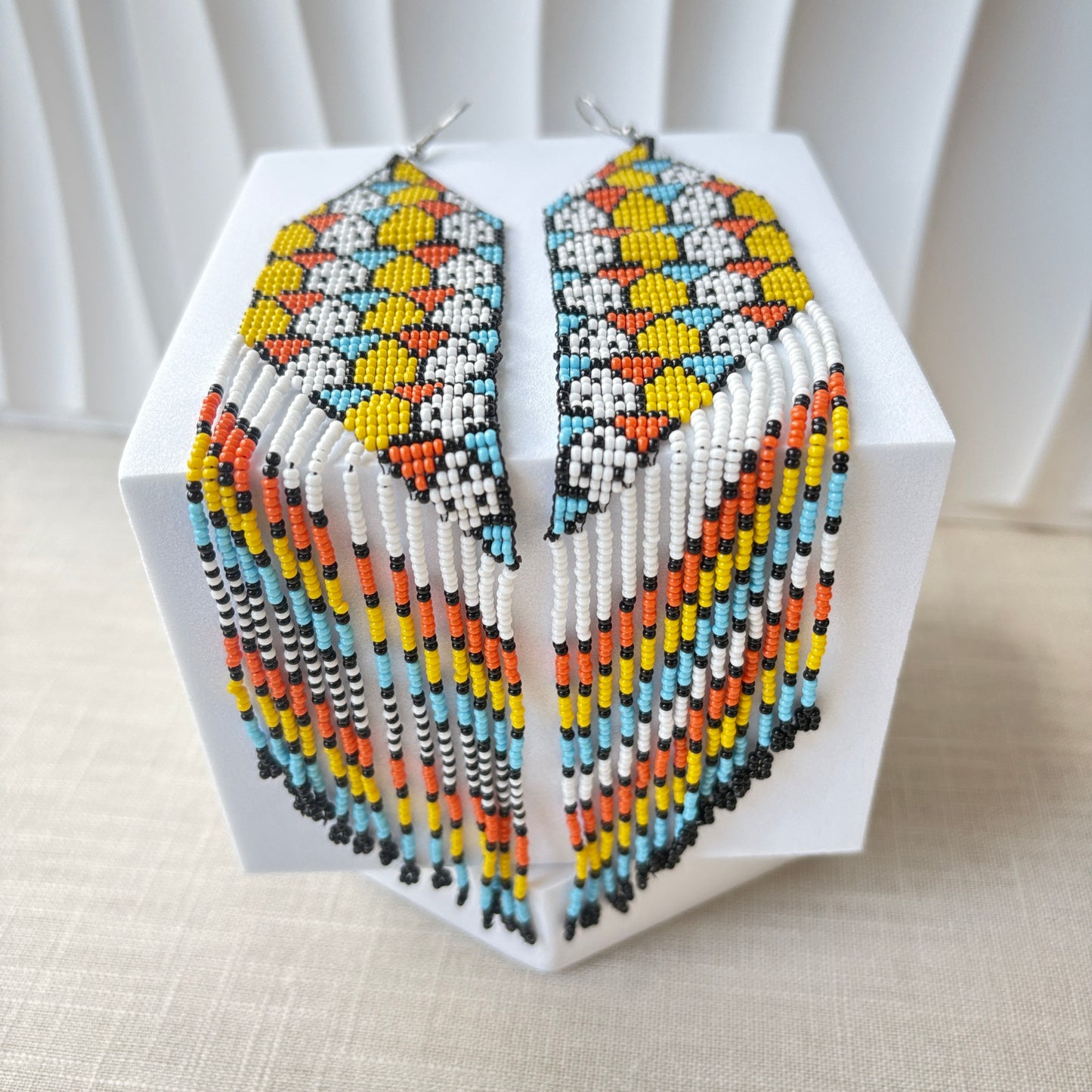 Boucles d'oreilles en perles de verre - Franges bleu jaune blanc noir - Ethnie Galibi-Marworno