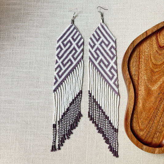 Boucles d'oreilles en perles de verre - Franges blanc et gris - Ethnie Galibi-Marworno
