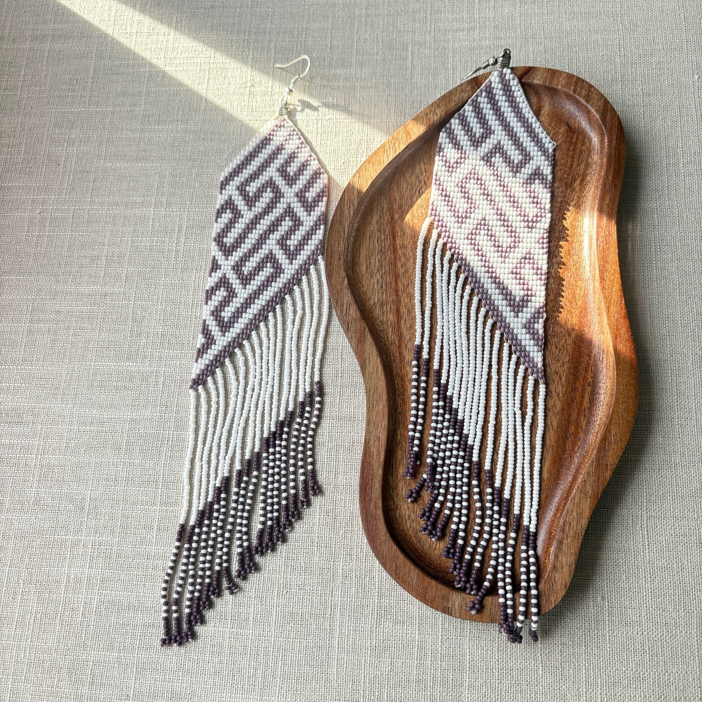 Boucles d'oreilles en perles de verre - Franges blanc et gris - Ethnie Galibi-Marworno