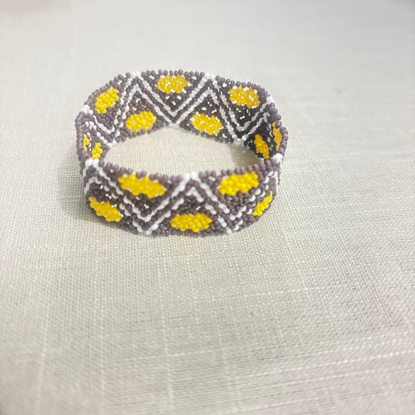 Bracelet en perles de verre (Miçanga) - fin - marron jaune blanc - Ethnie Borari