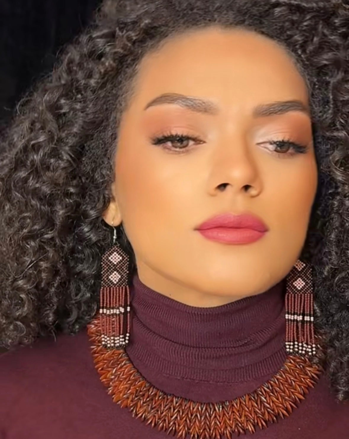 Boucles d'oreilles en perles de verre (miçanga) - bordeaux, noir et rose - Ethnie Wai Wai