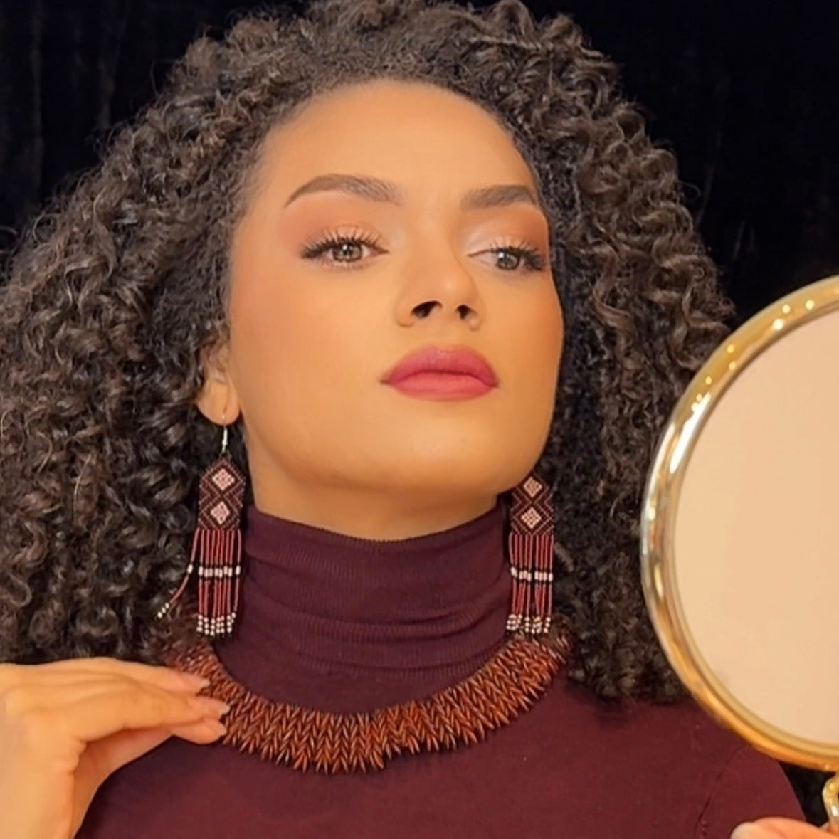 Boucles d'oreilles en perles de verre (miçanga) - bordeaux, noir et rose - Ethnie Wai Wai