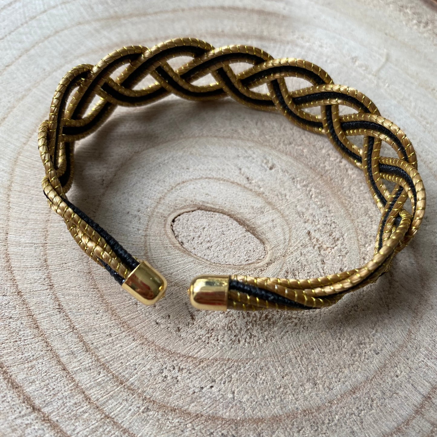 Bracelet Capim Dourado entrelacé et fibre de palmier buriti teintée noir