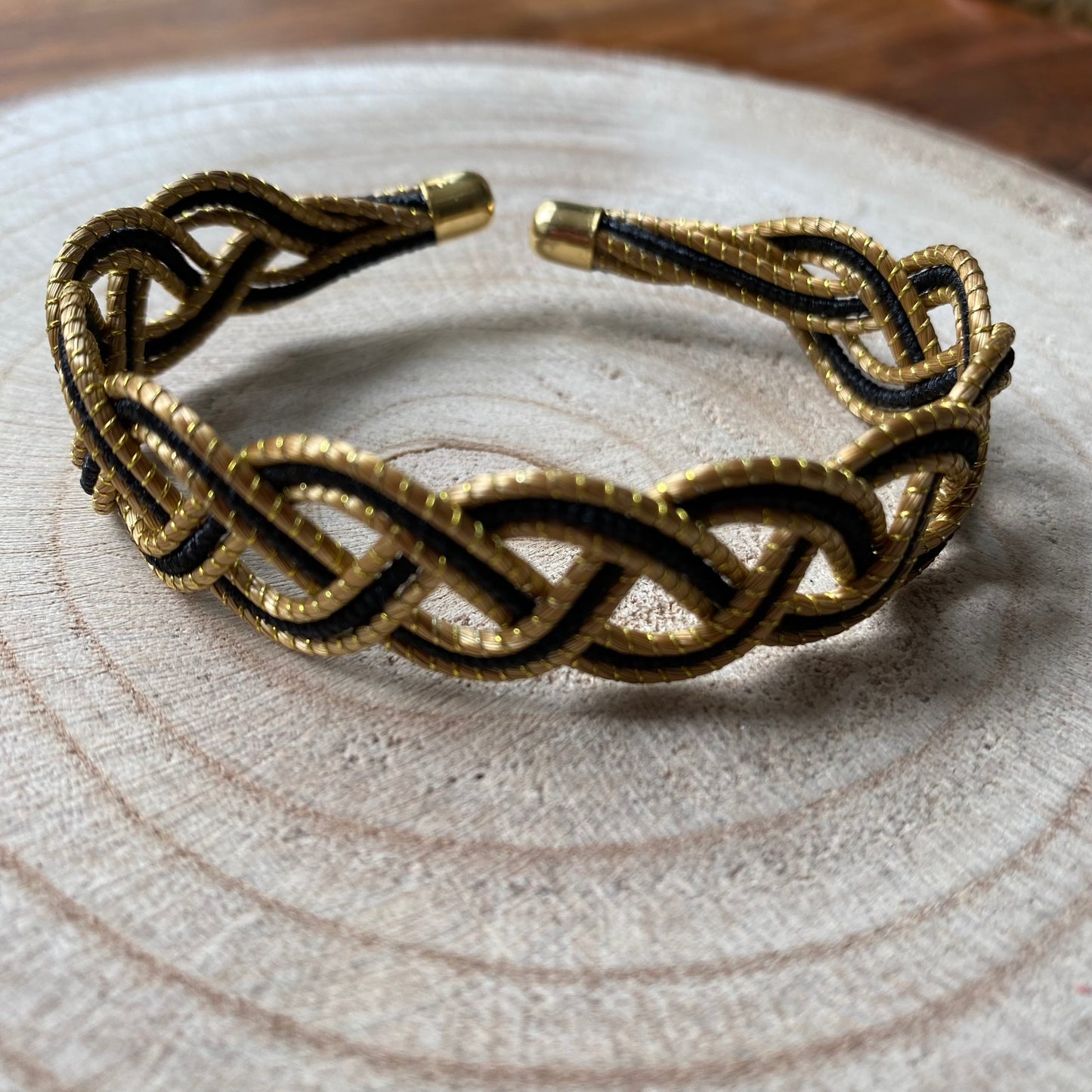 Bracelet Capim Dourado entrelacé et fibre de palmier buriti teintée noir