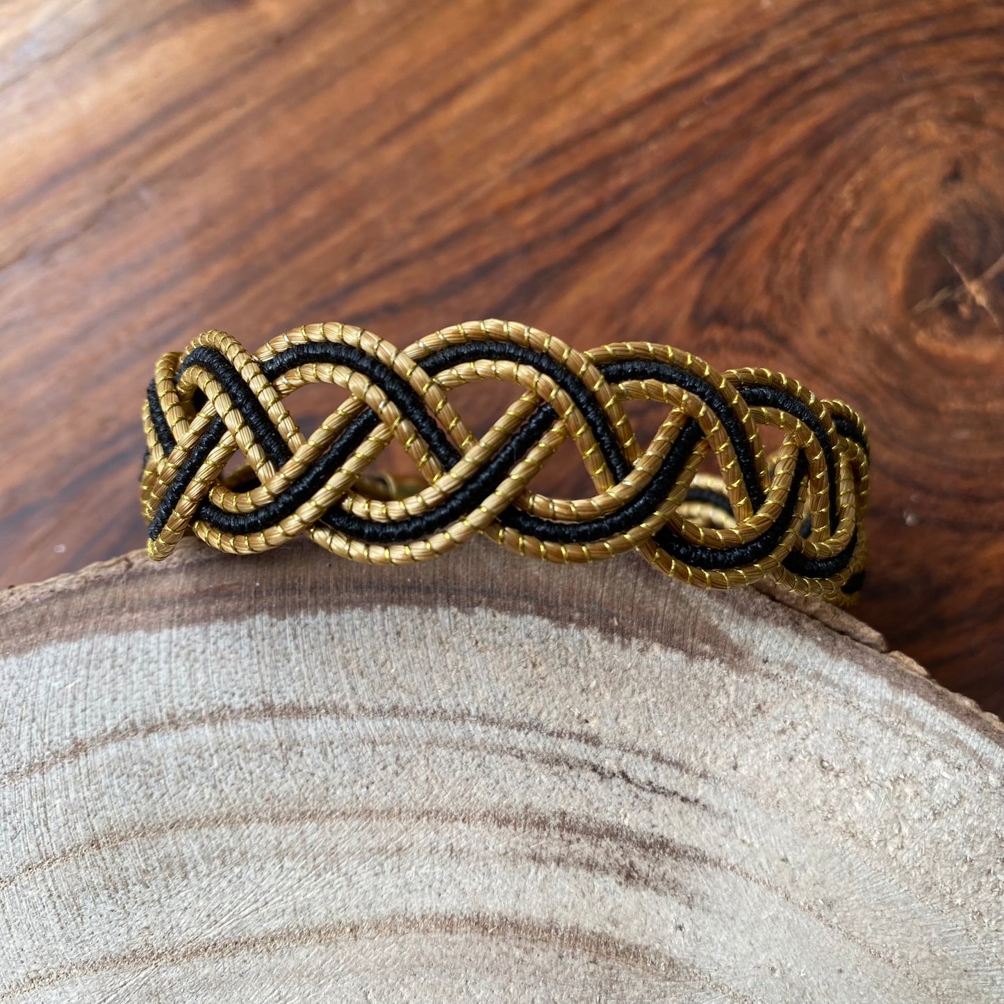 Bracelet Capim Dourado entrelacé et fibre de palmier buriti teintée noir