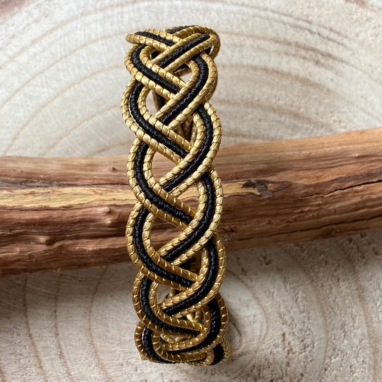 Bracelet Capim Dourado entrelacé et fibre de palmier buriti teintée noir