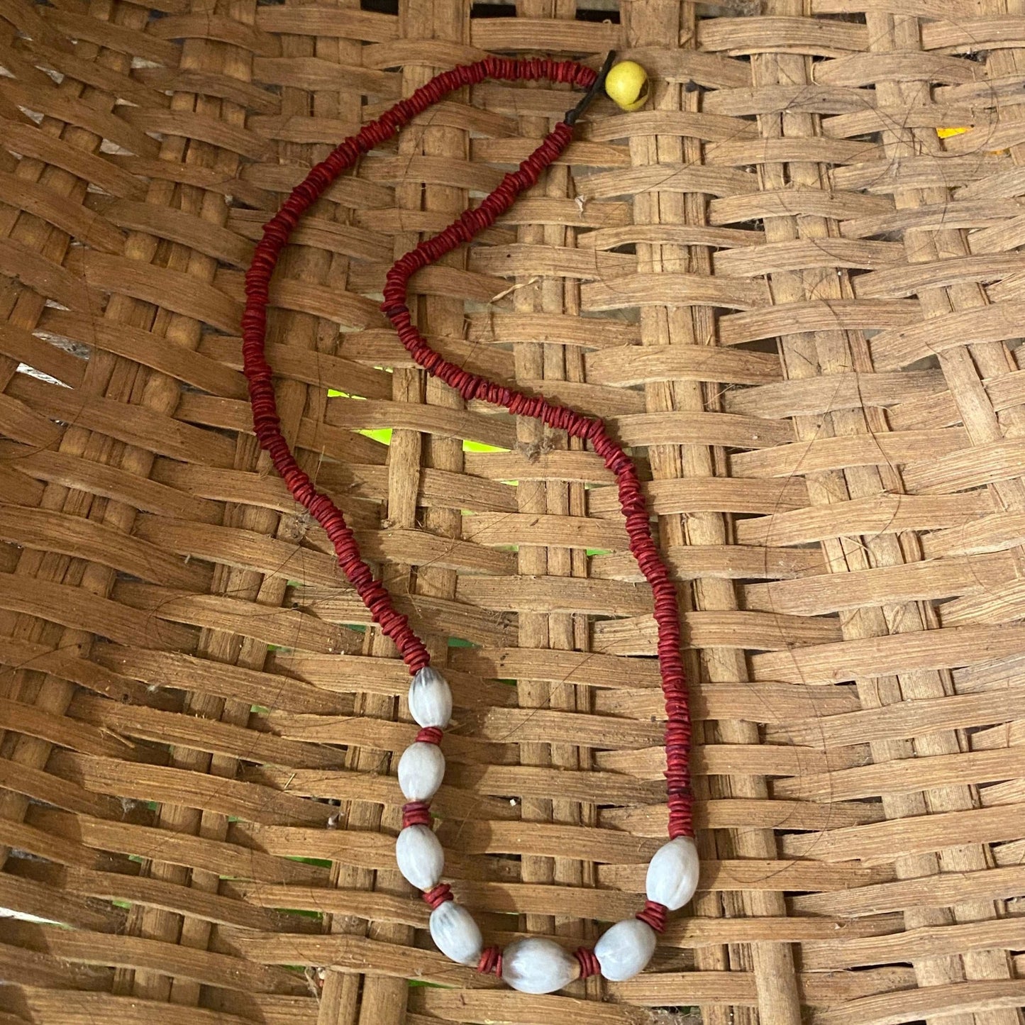 Collier de graines de morototo rouge et lagrima de Nossa Senhora ras de cou