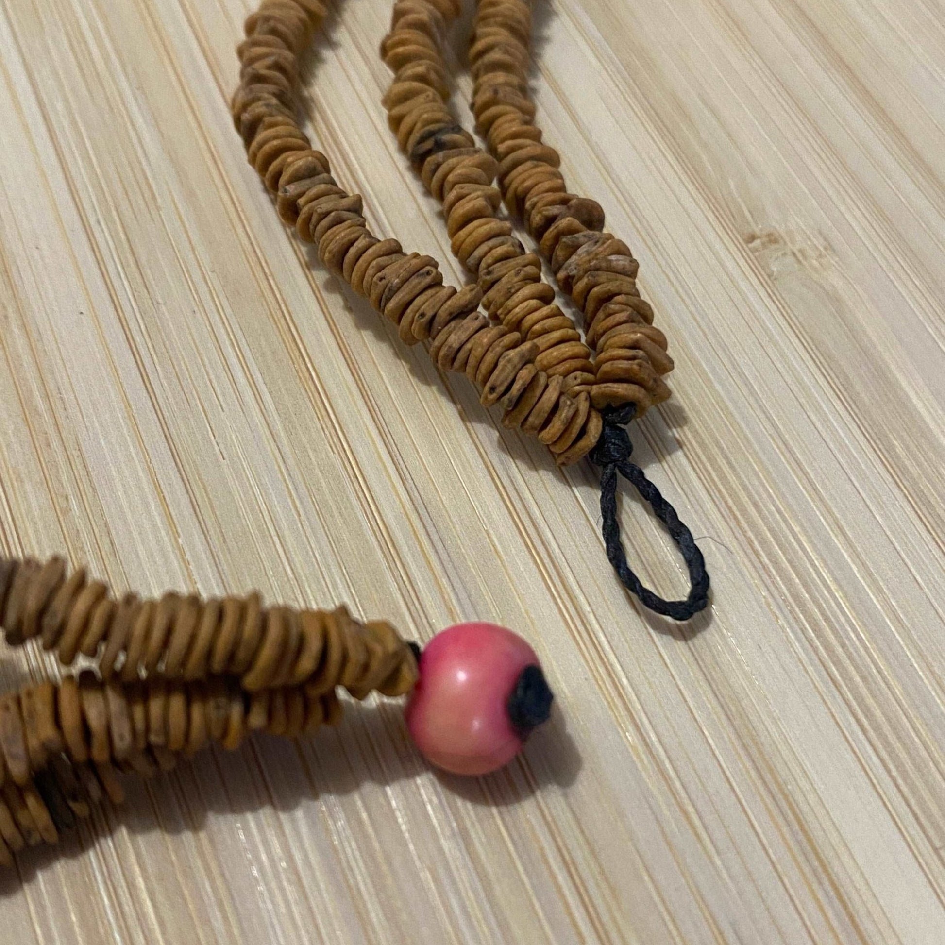 Collier de graines de morototo naturelles et açai rose - 3 lignes