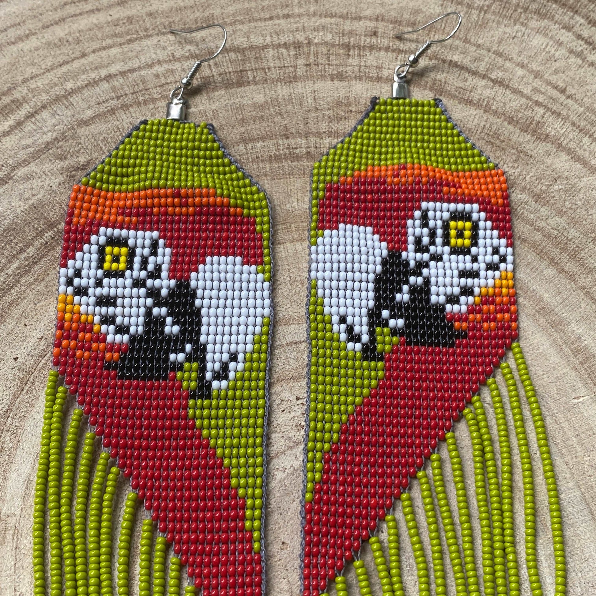 Boucles d'oreilles miçanga - Motif Ara rouge fond vert - Ethnie Wai Wai
