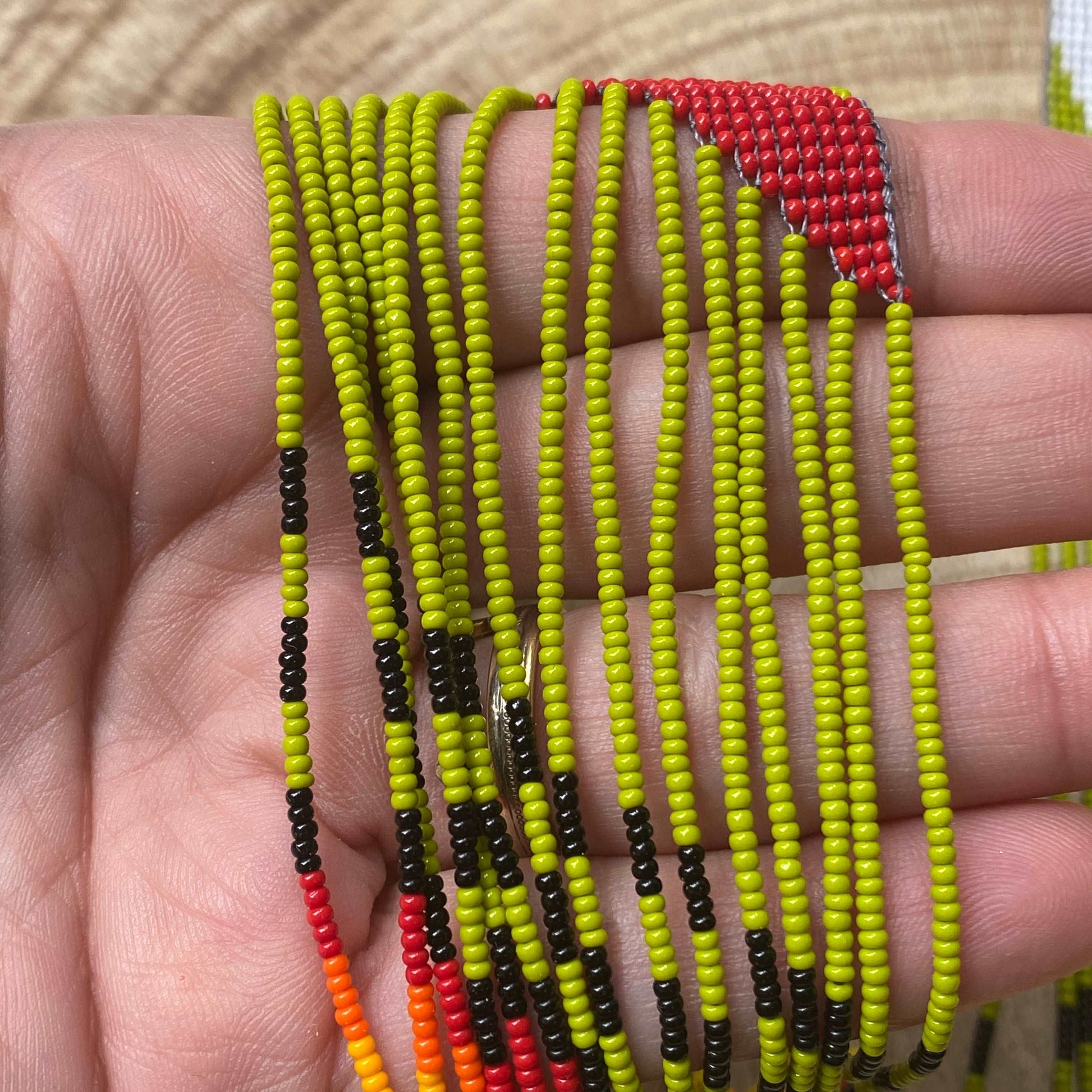 Boucles d'oreilles miçanga - Motif Ara rouge fond vert - Ethnie Wai Wai