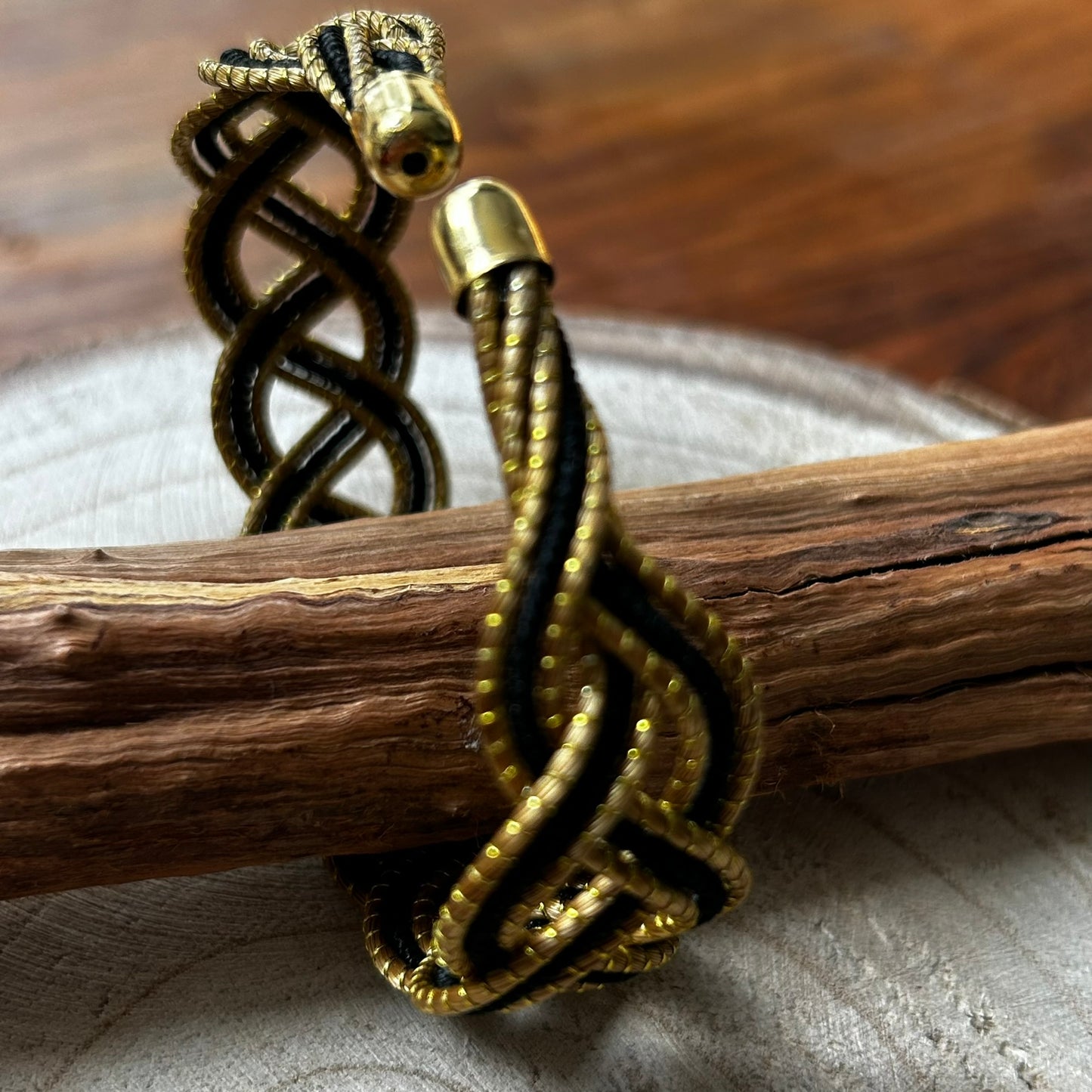 Bracelet Capim Dourado entrelacé et fibre de palmier buriti teintée noir