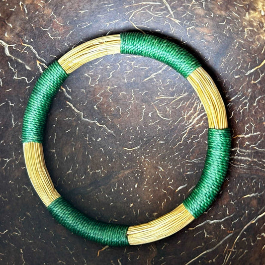 Bracelet Capim Dourado entouré de fils de palmier buriti teinté vert