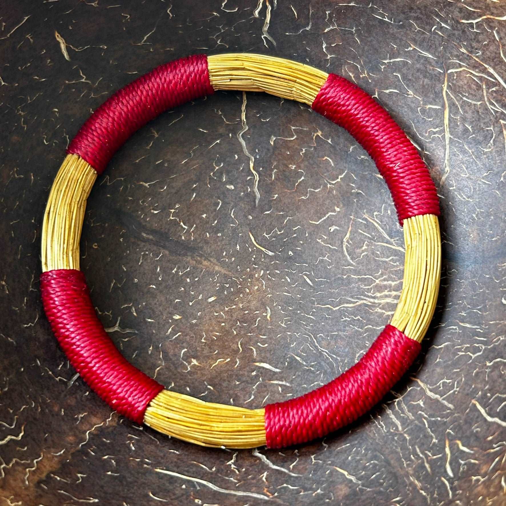 Bracelet Capim Dourado entouré de fils de palmier buriti teinté rouge