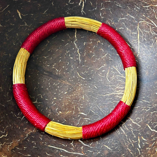 Bracelet Capim Dourado entouré de fils de palmier buriti teinté rouge